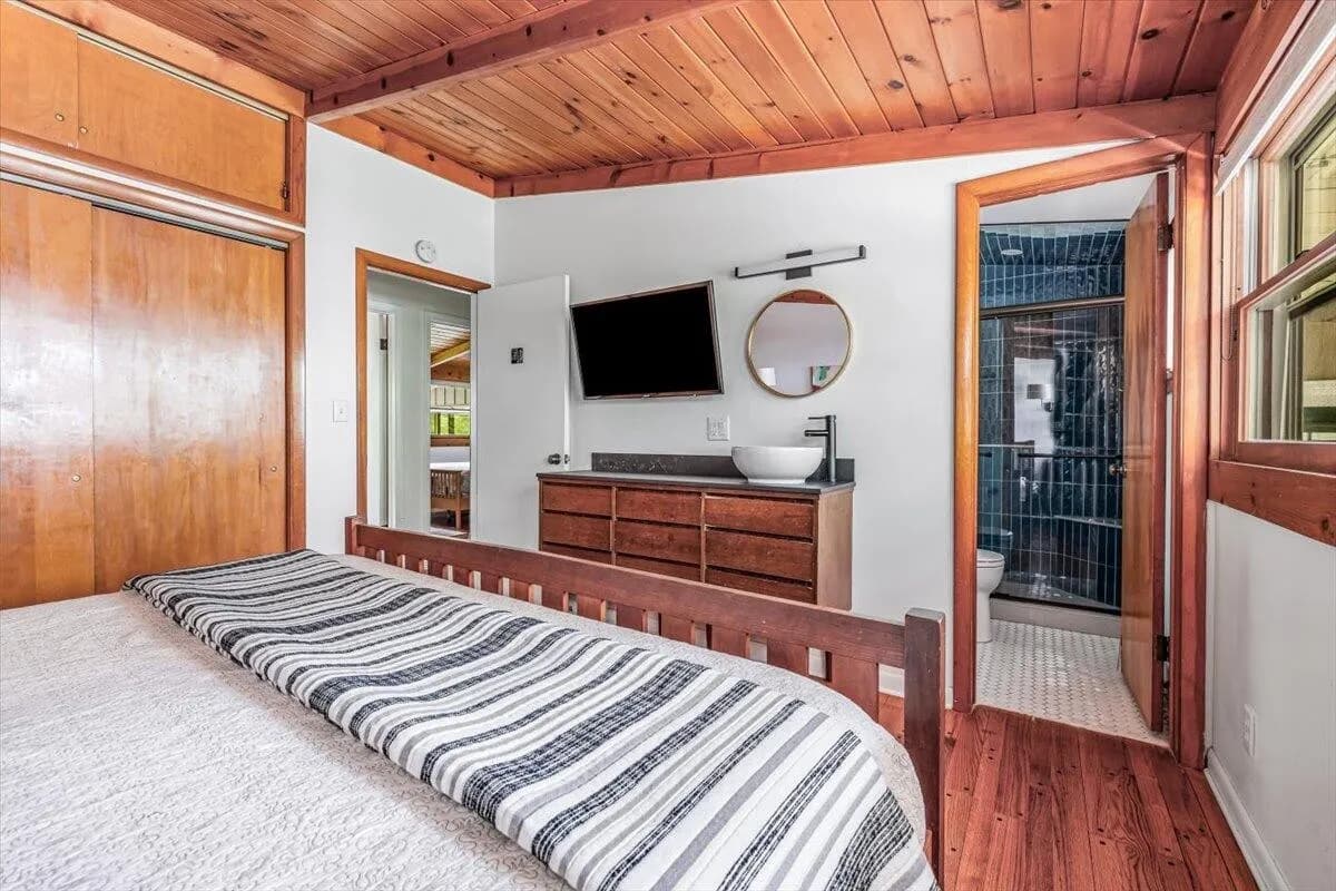 Master Bedroom Suite with En-Suite Bathroom