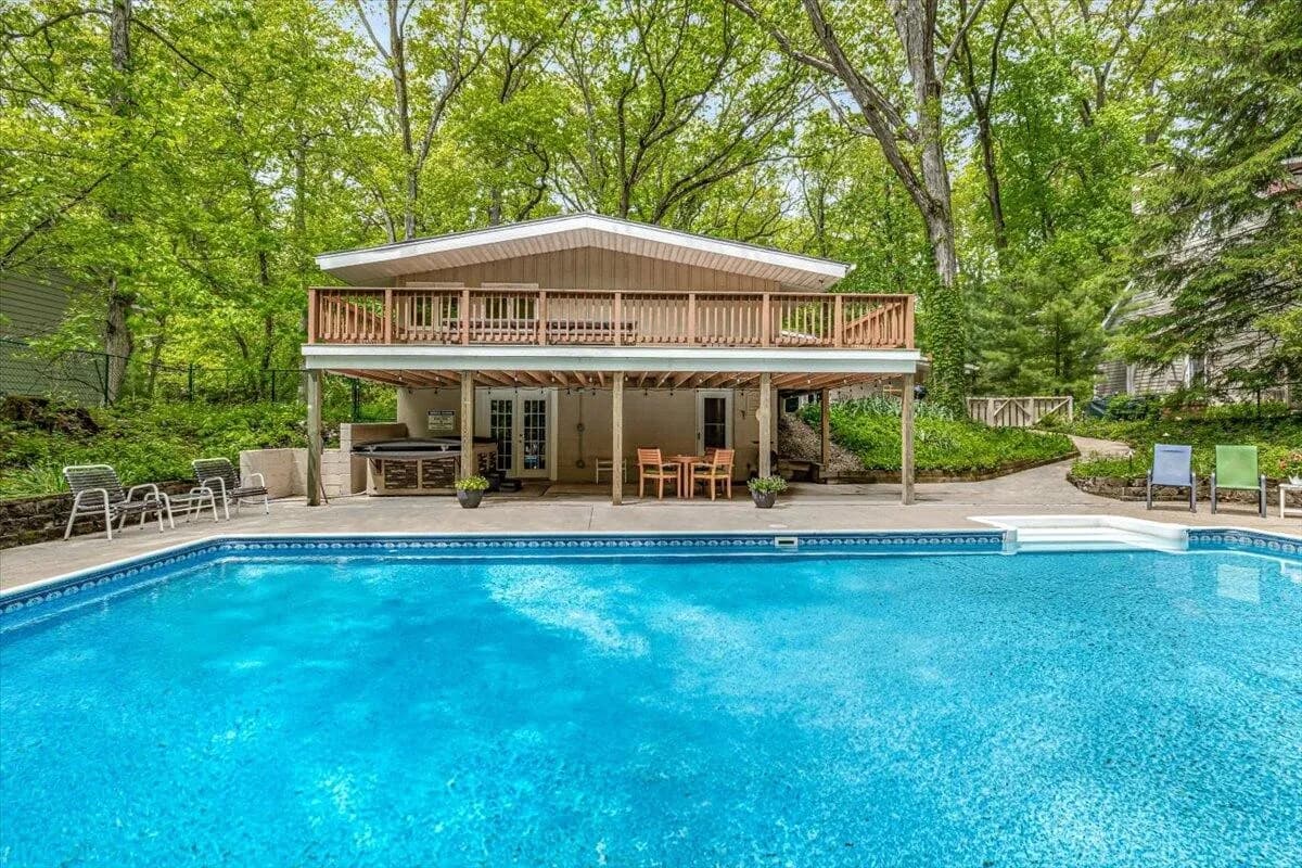 Swimming Pool with Pool House & Outdoor Kitchen